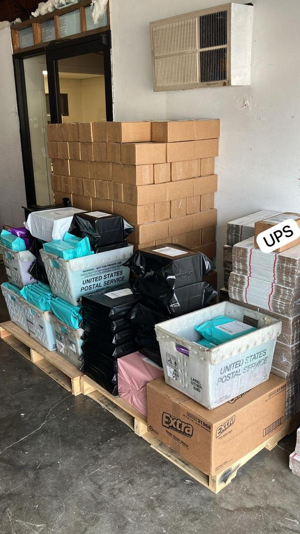 Pacotes e caixas organizados para expedição